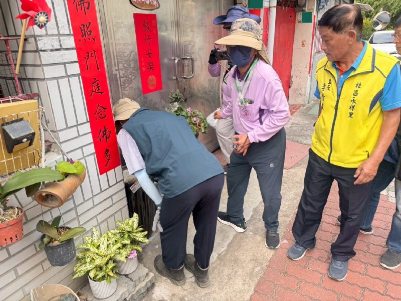 尤天厚秘書長與南市登革熱防疫團隊社區巡查